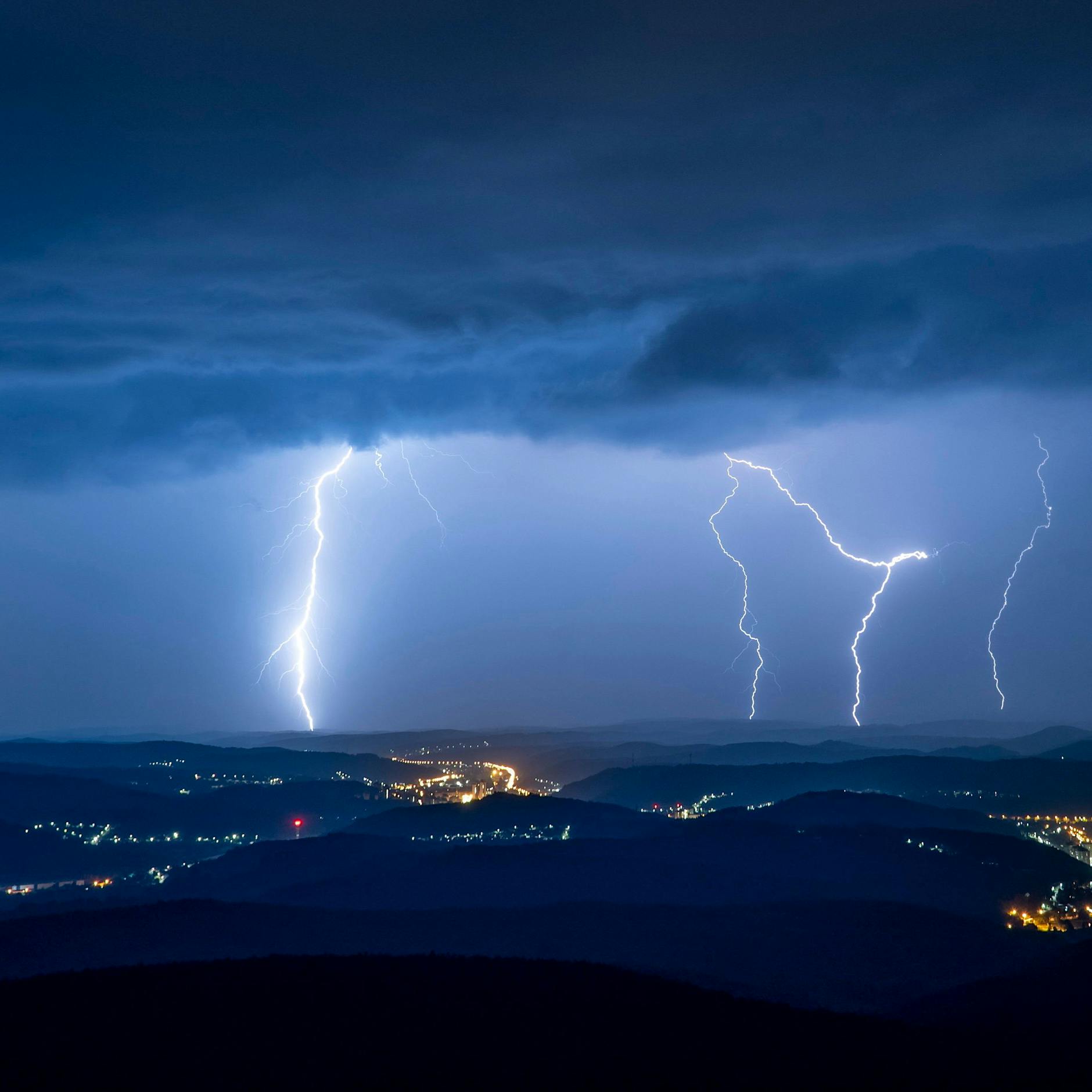 Diese Regeln können über Leben und Tod entscheiden! DAS müssen Sie tun, wenn Sie in ein Gewitter geraten