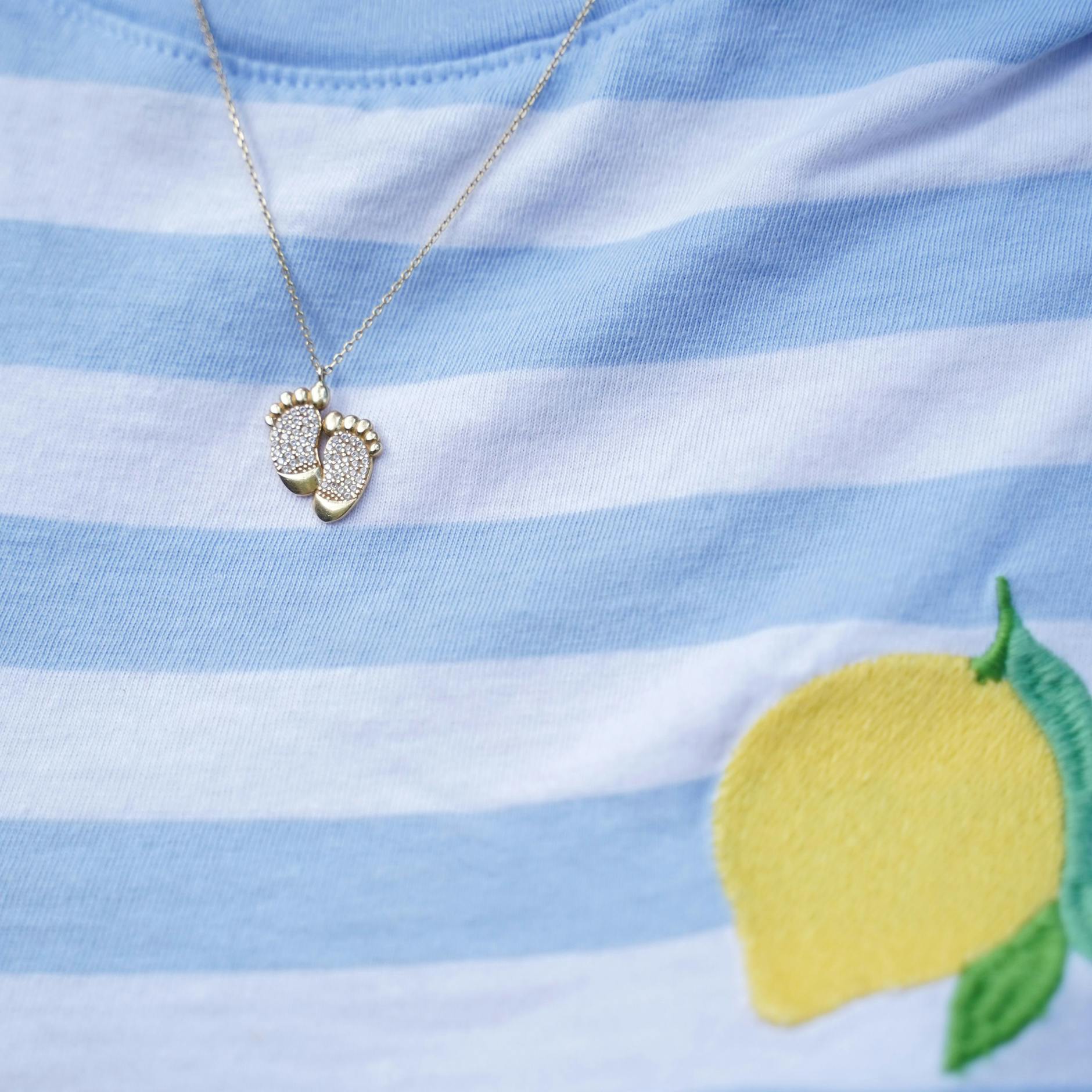 Die Kette mit dem Füßchen-Anhänger hat Hanite von ihrem Mann zur Geburt der gemeinsamen Tochter geschenkt bekommen.