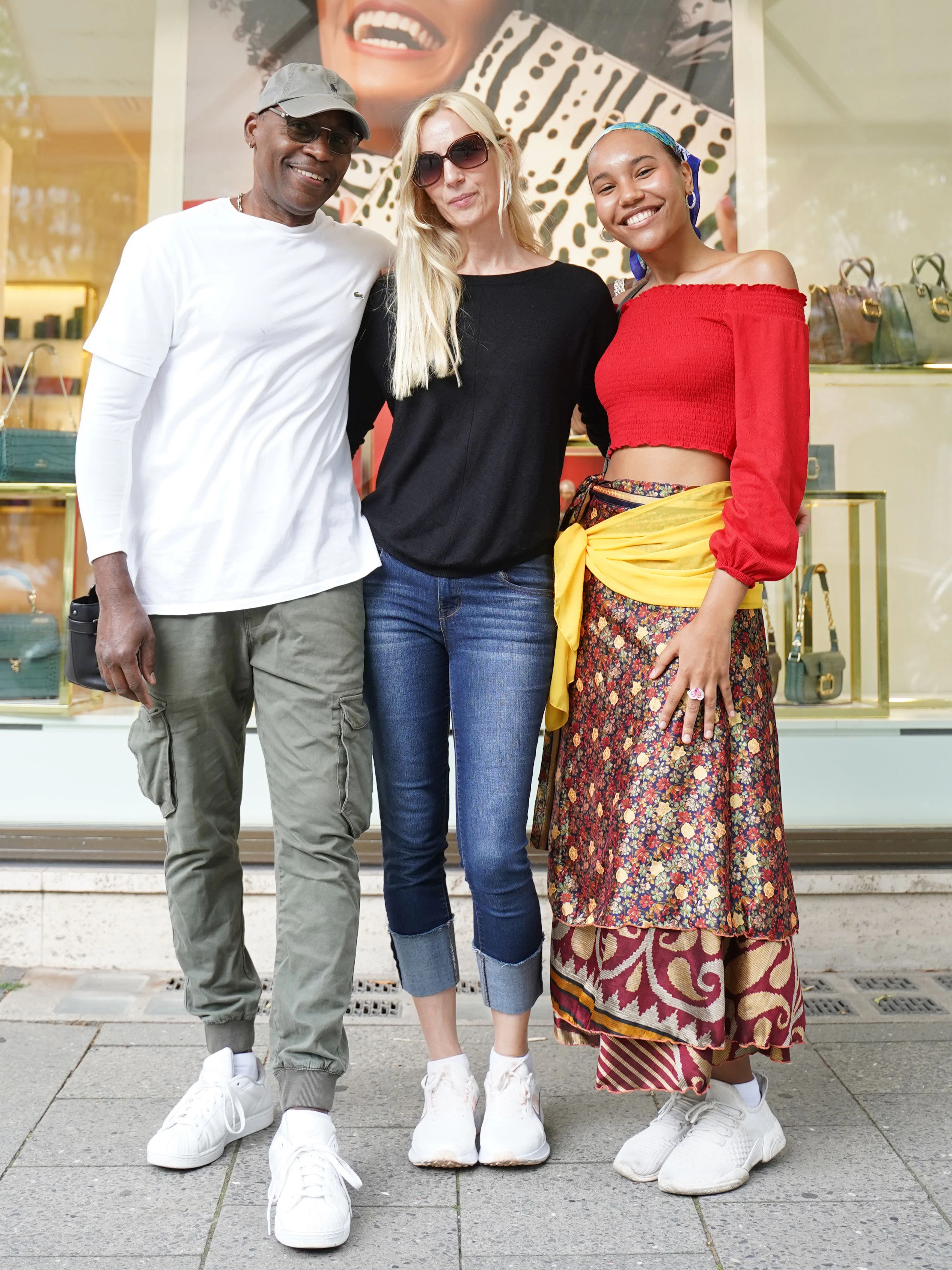 Diese Familie ist eine Augenweide: Papa, Mama und Tochter pendeln halbjährlich zwischen den USA und Deutschland. Gerade weilen sie in Charlottenburg, wo es sich super in weißen Sneakers flanieren lässt. Dazu trägt Personal Trainer Donovan eine legere Army-Hose mit Lacoste-Longsleeve. Helke ist Managerin, zum Feinstricktop kombiniert sie eine Jessica-Simpson-Brille und Jeans von 1822 Denim. Diana aka Dianadonatella  nimmt gerade ihre erste EP auf. Ihr Outfit besteht vor allem aus Vintage-Stücken und bunten Tüchern.