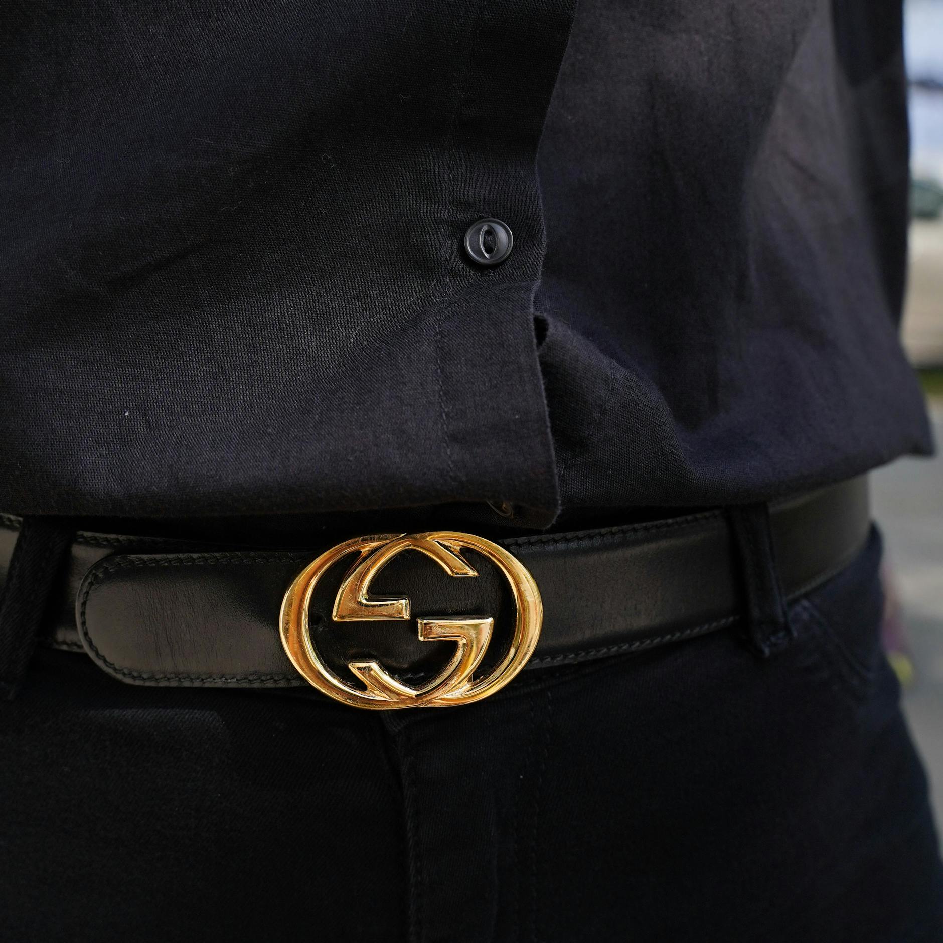 Katerina liebt Schwarz, dazu trägt sie einen Gucci-Gürtel.