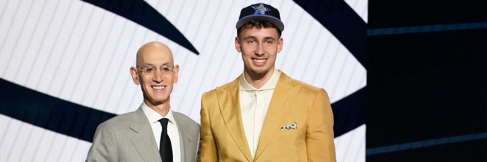NBA-Kommissar Adam Silver gratuliert Berlins Franz Wagner, der von den Orlando Magic an achter Stelle ausgewählt wurde.&nbsp;