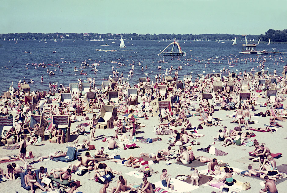 Hübsche Hintergründe: Im Wannseebad laden gerade die Strandkörbe zur Selfie-Session ein.