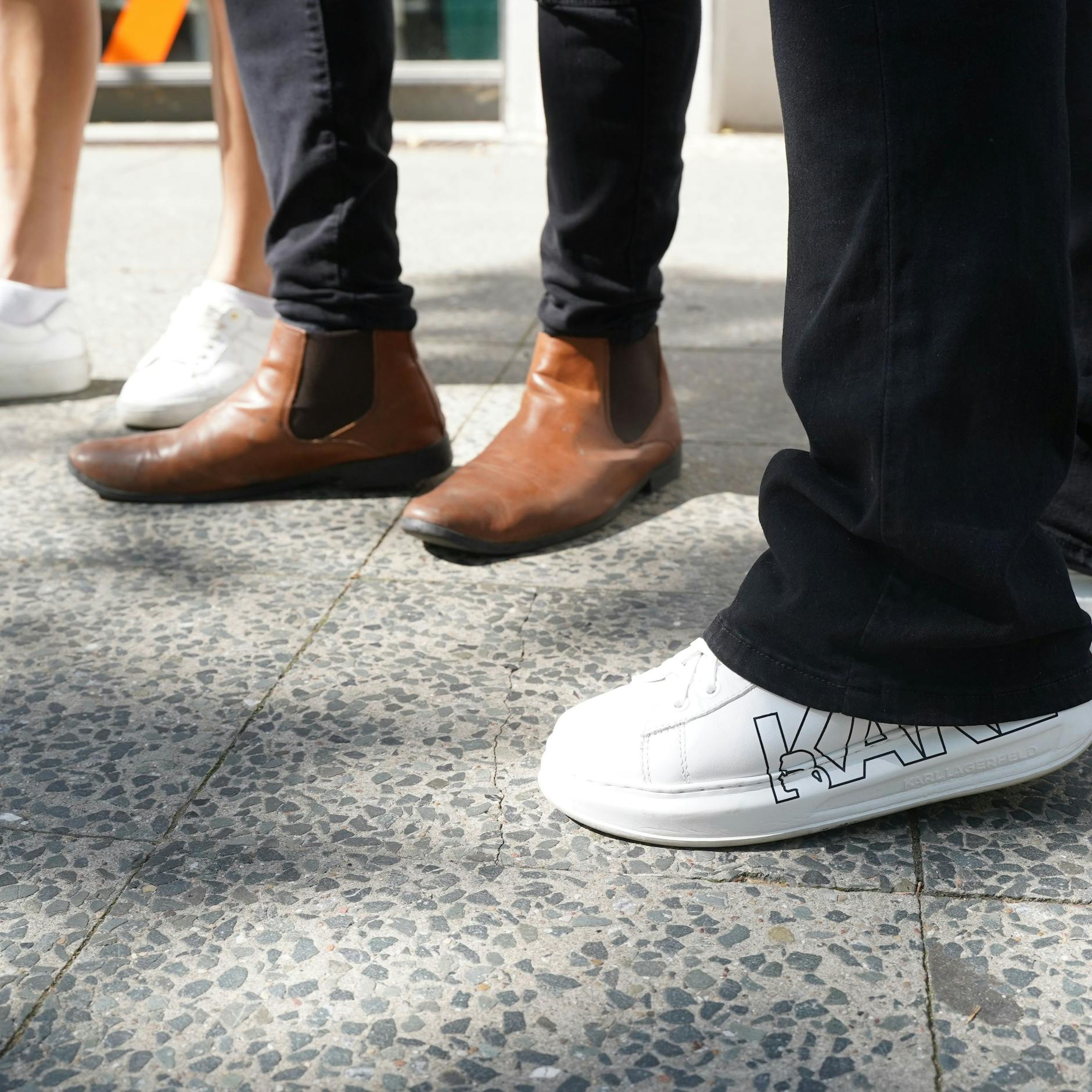 Während Jonathan zum aufgeräumten Outfit italienische Lederschuhe trägt, bevorzugen die Damen sommerliche Sneakers von Gant und Karl Lagerfeld.