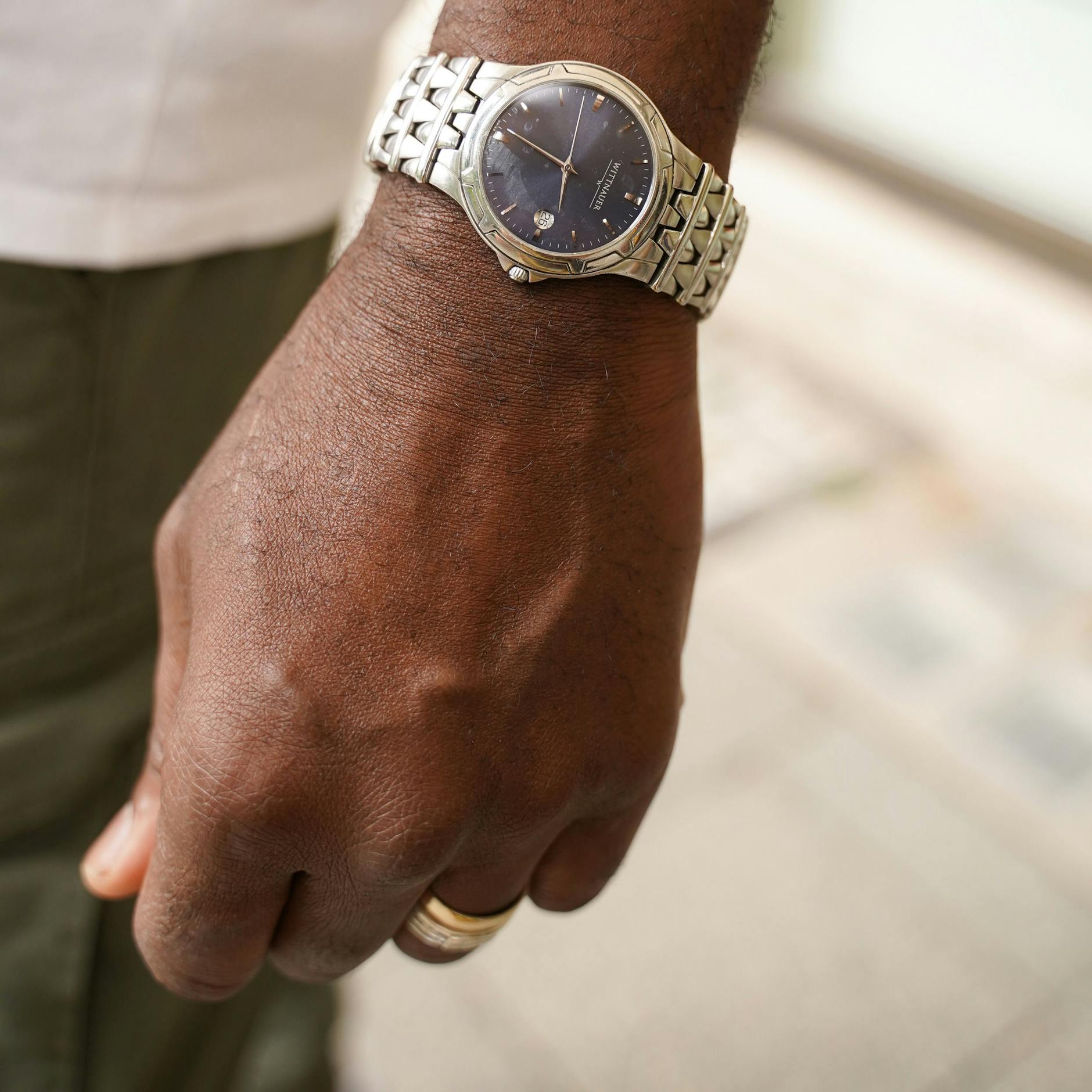 Donovan trägt eine 25 Jahre alte Wittnauer-Uhr.