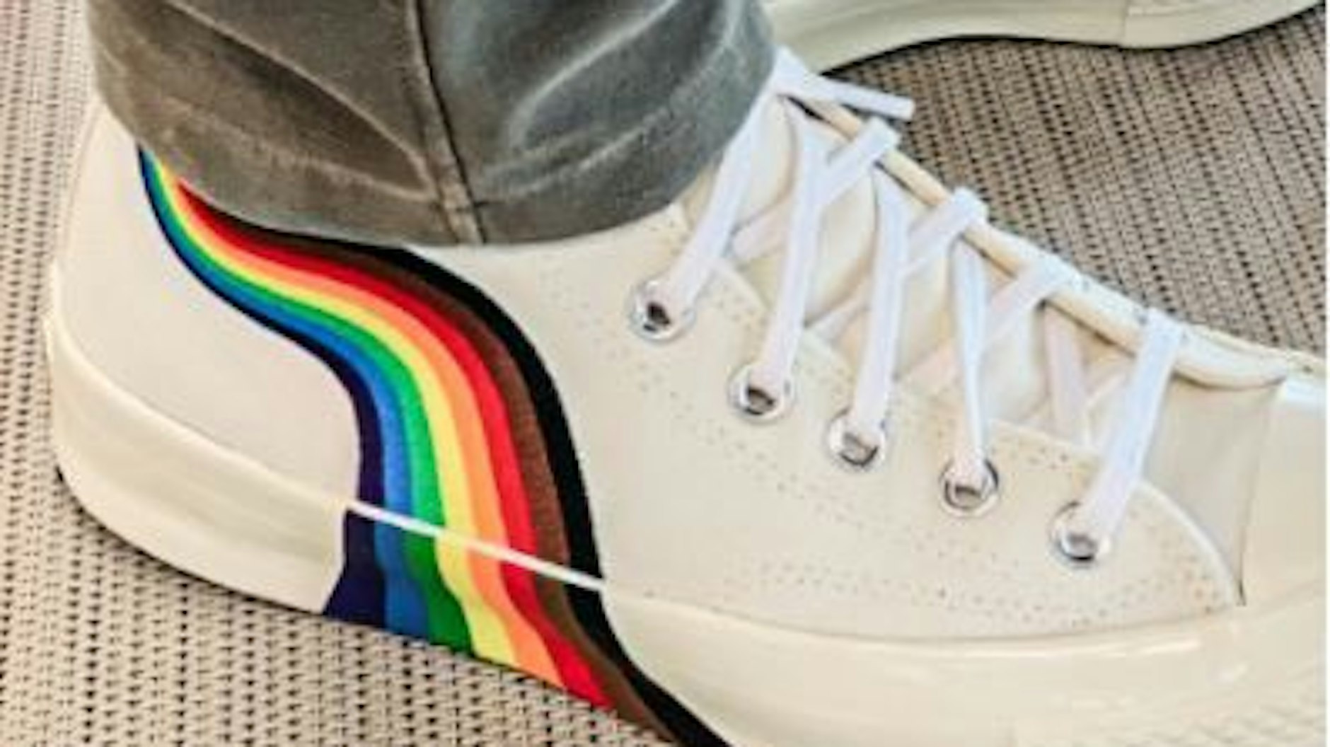 Auch auf seinen Schuhen zeigt Sebastian Vettel Flagge, um gegen die Missstände in Ungarn zu protestieren.&nbsp;