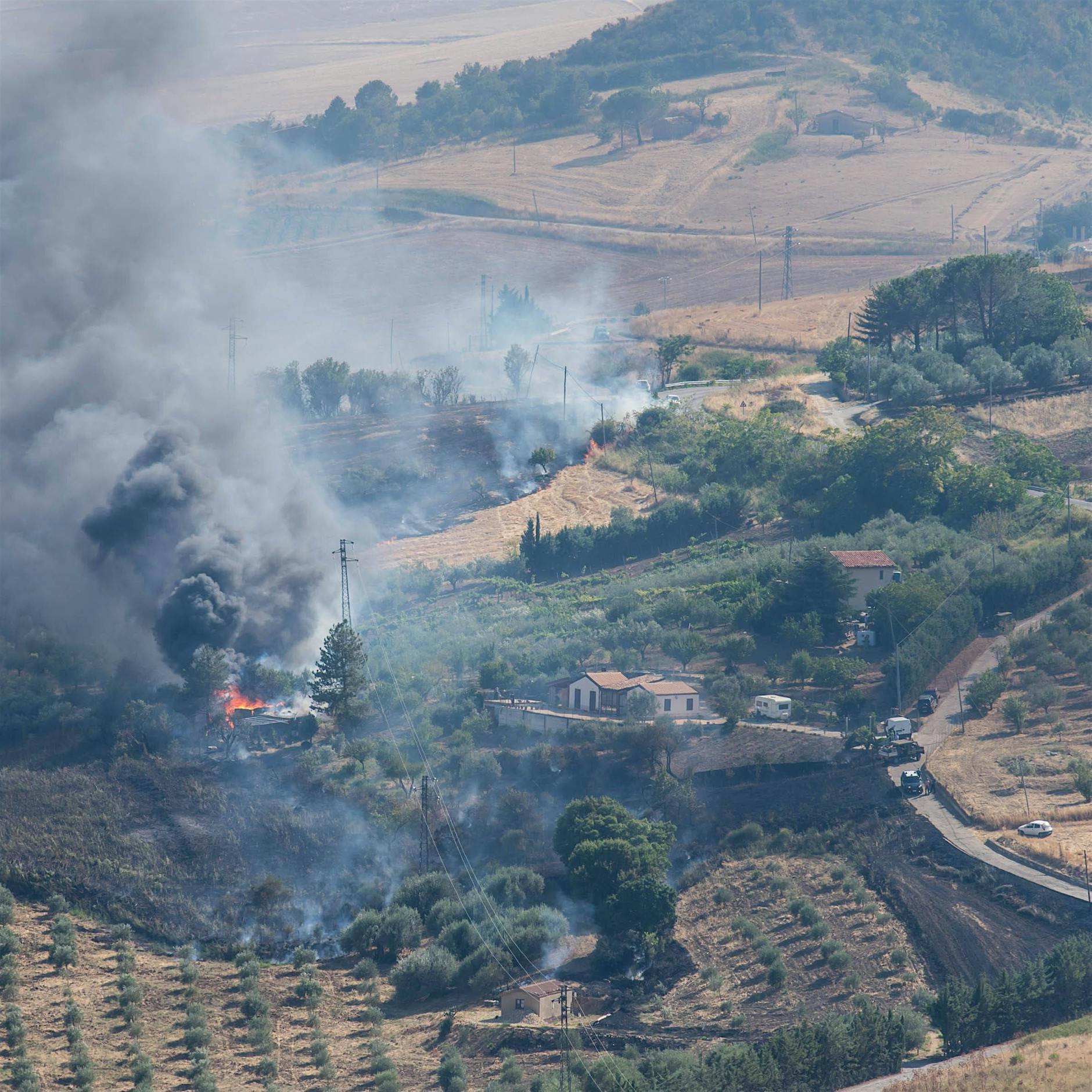 Image - Hunderte Waldbrände auf Sizilien – Feuer vor Großstadt Catania