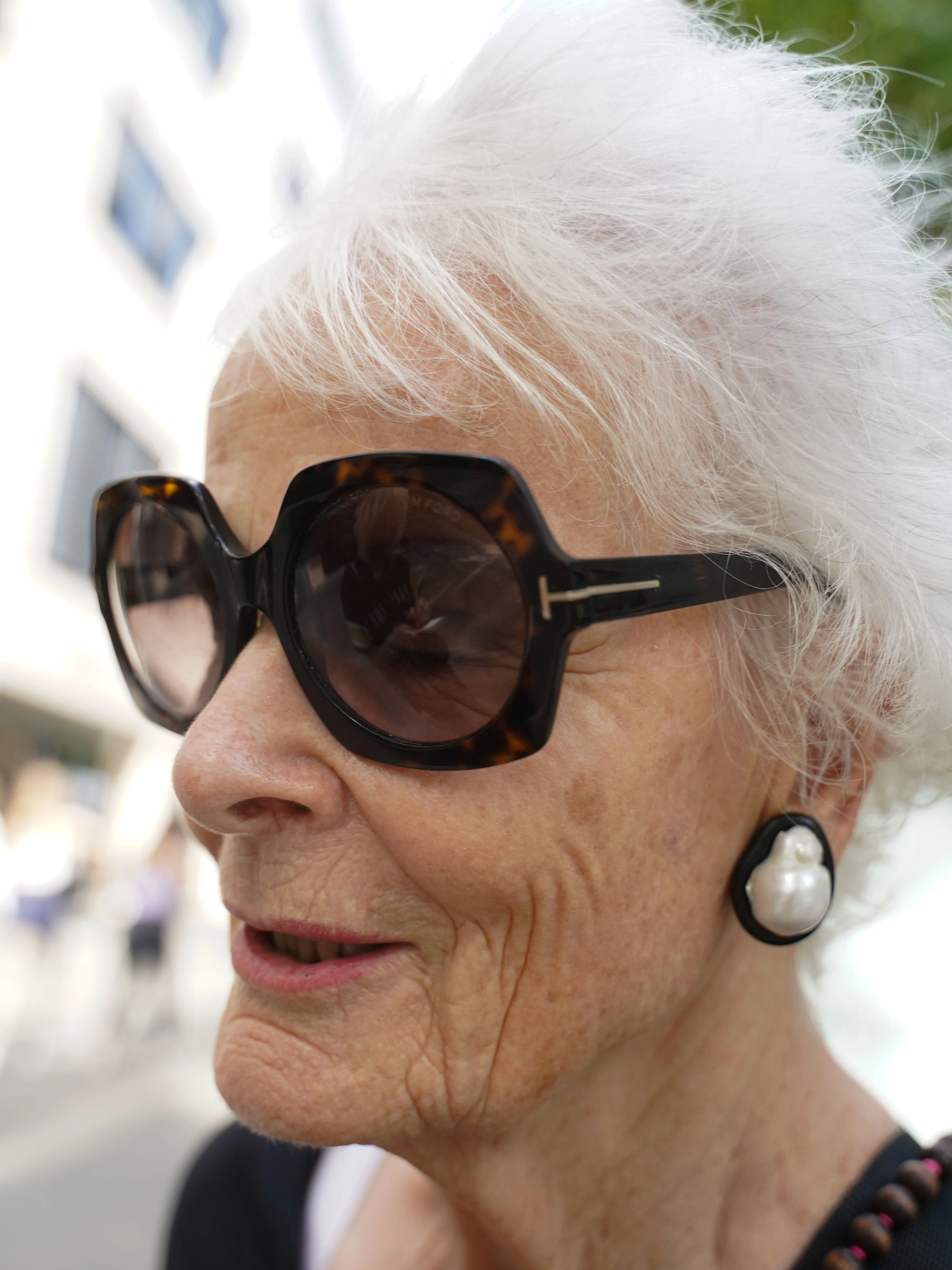 Sittas Sonnenbrille ist von Tom Ford.