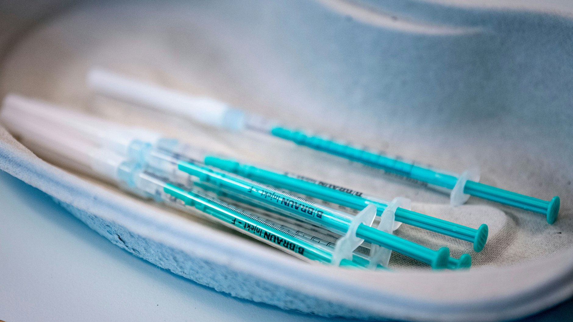 Biontech und Pfizer arbeiten an einer Version des Impfstoffs, die an die Delta-Variante angepasst ist. Dabei wird das vollständige Spike-Protein dieser Virusvariante verwendet.