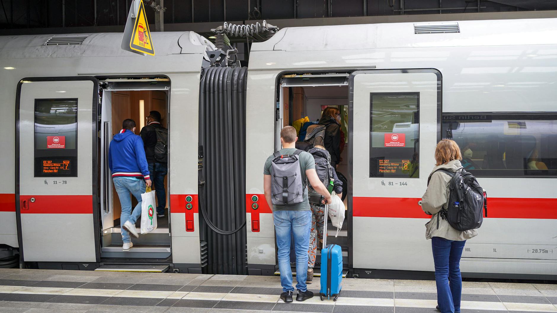 Auch Bahnreisende müssen sich ab Sonntag bei der Einreise nach Deutschland testen lassen, wenn sie nicht geimpft oder genesen sind. 
