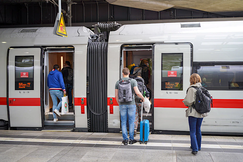 Auch Bahnreisende müssen sich ab Sonntag bei der Einreise nach Deutschland testen lassen, wenn sie nicht geimpft oder genesen sind.&nbsp;