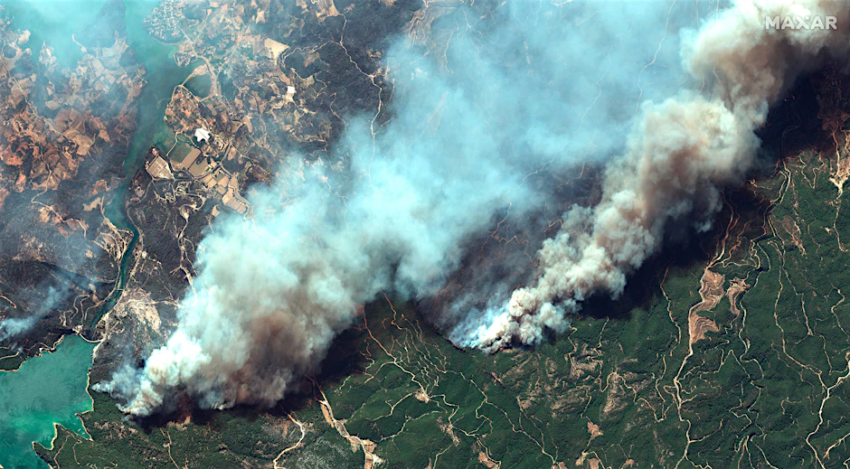 Die Satellitenansicht zeigt aufsteigenden Rauch von Waldbränden in der Nähe des Oymapinar-Damms in der Türkei.&nbsp;