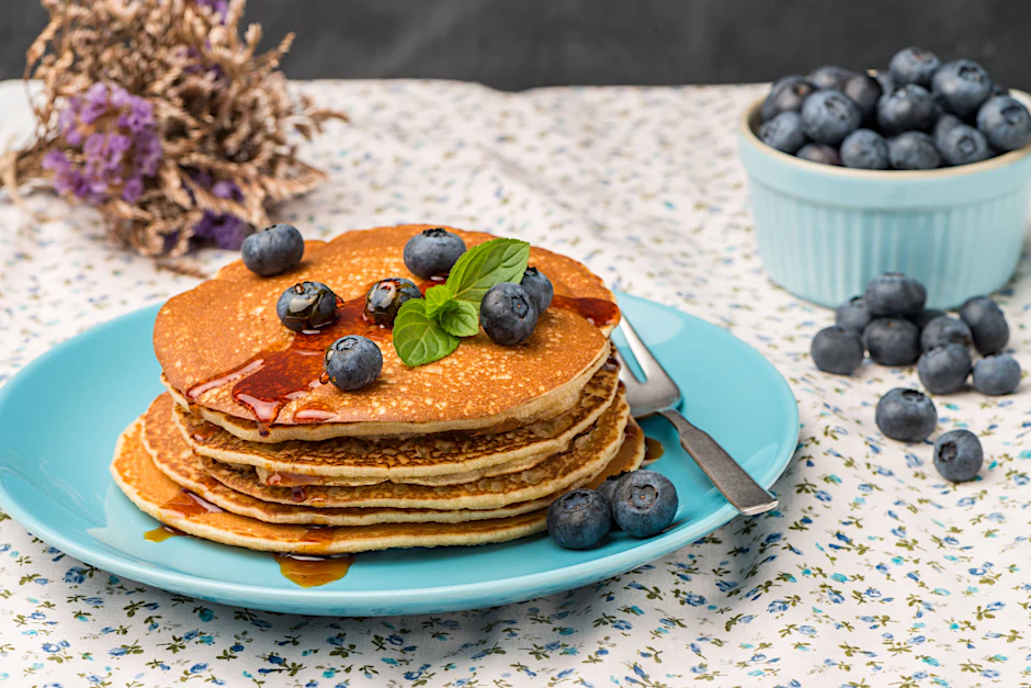 Pancakes müssen nicht immer mit Ei sein. Auch vegan ergeben sie ein super leckeres Frühstück.