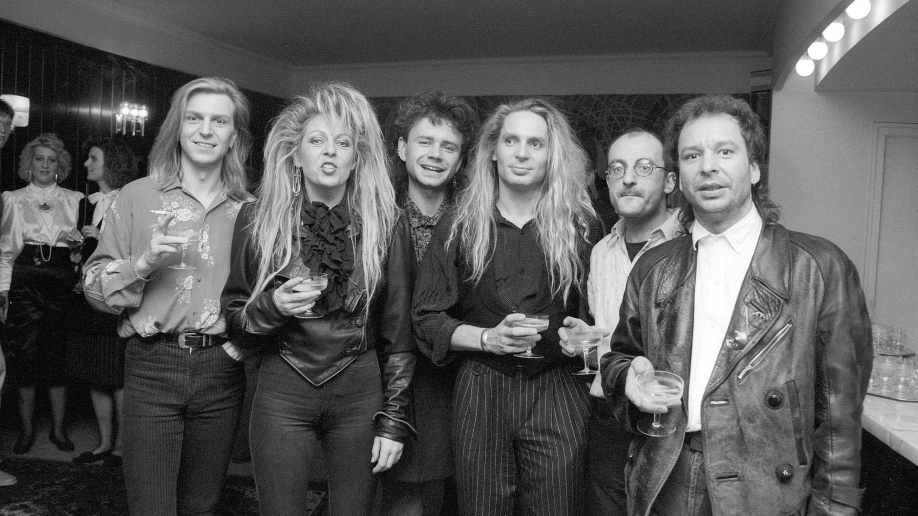 Tamara Danz, links neben ihr steht Ritchie Barton: Als dieses Silly-Foto 1989 entstand, war die Sängerin bereits mit Uwe Hassbecker (rechts von ihr) zusammen. Das Paar heiratete kurz vor dem Krebstod der Künstlerin.<br>