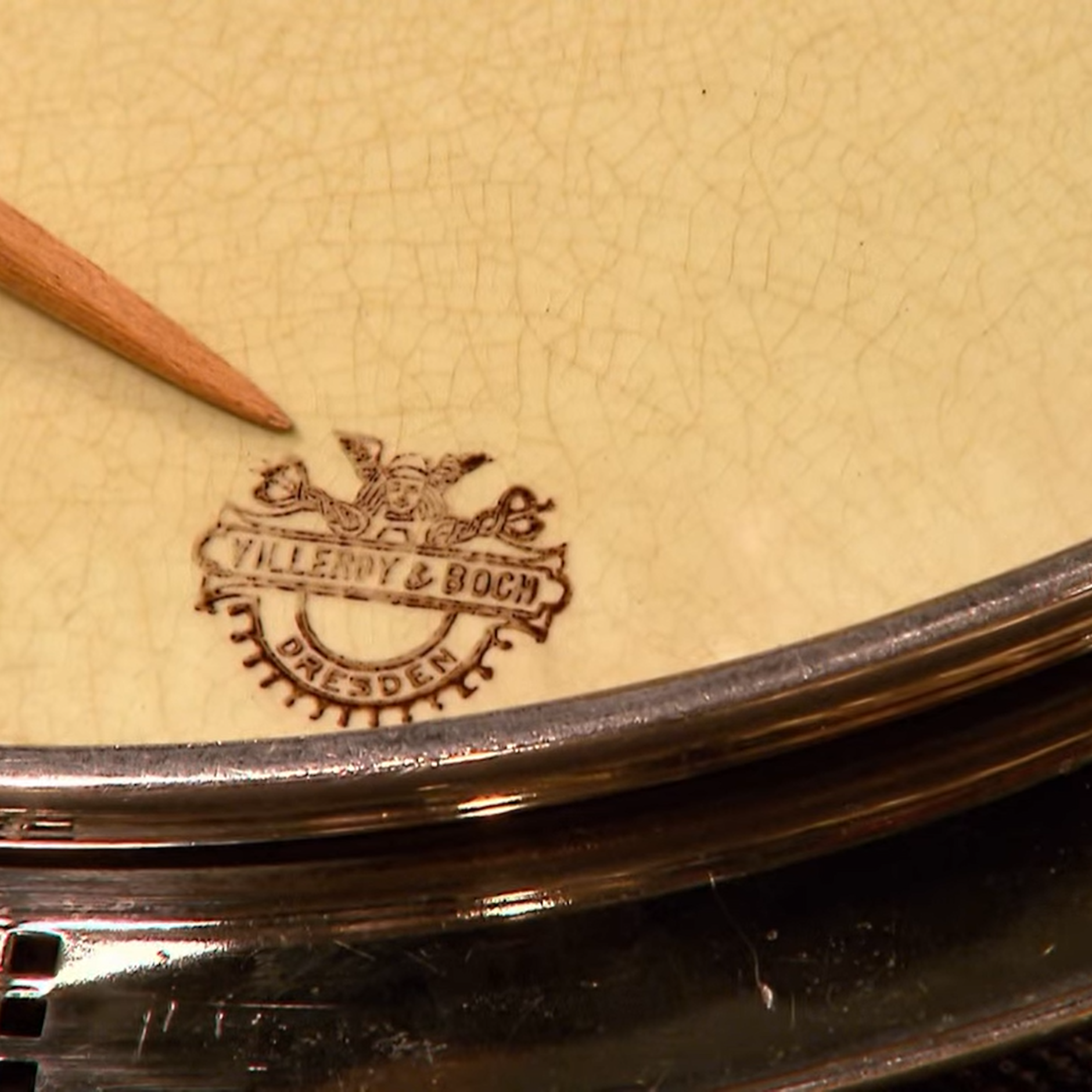 Der kleine Stempel verrät, dass die Platte aus dem Werk von Villeroy & Boch in Dresden kommt, erklärt Colmar Schulte-Goltz bei der „Bares für Rares“-Expertise.