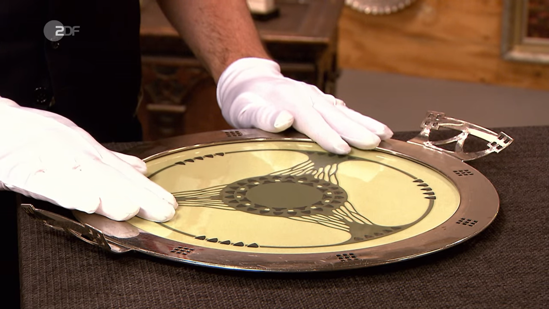 Die Tortenplatte ist mit Jugendstil-Elementen verziert - und in gutem Zustand, sagt der „Bares für Rares“-Experte.