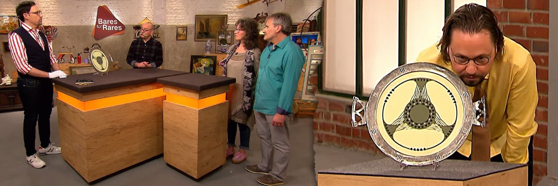Diese Tortenplatte kam bei „Bares für Rares“ unter den Hammer. Links: Die Kandidaten mit Moderator Horst Lichter und Kunst-Experte Colmar Schulte-Goltz bei der Expertise. Rechts: Händler Wolfgang Pauritsch schaut sich das Stück genau an.