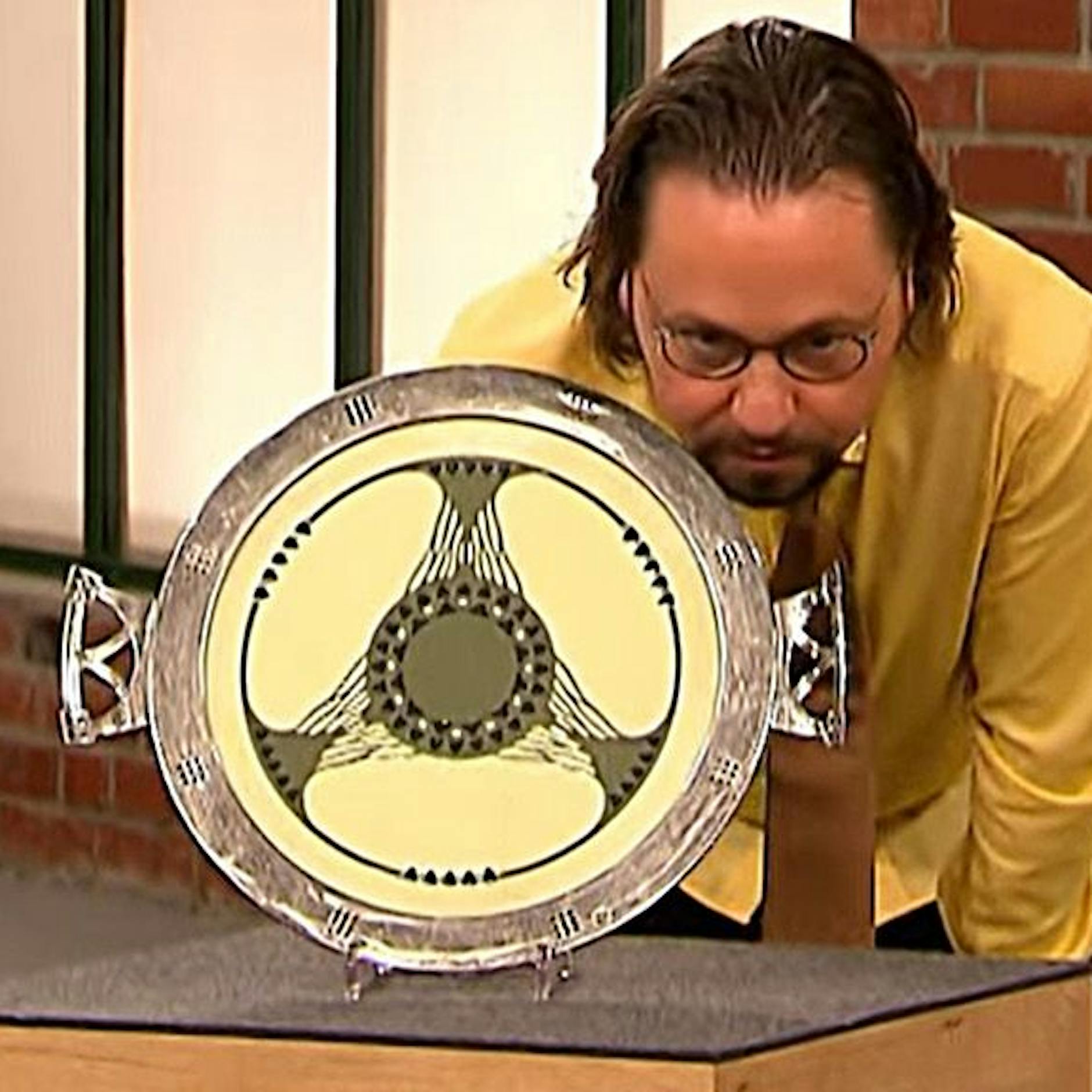 „Bares für Rares“: Unglaubliche Überraschung! Expertise gesprengt: DARUM ist diese einfache Tortenplatte so viel Geld wert