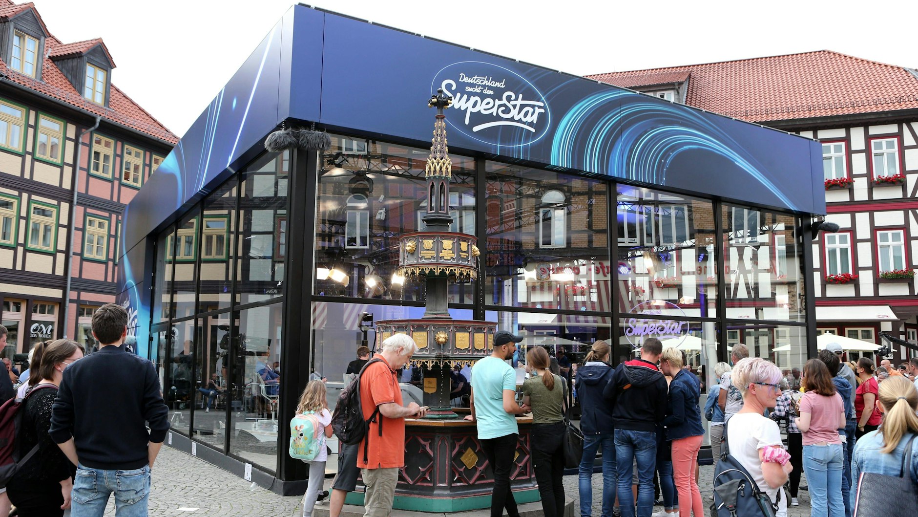 Der Glaskasten wurde auf dem Marktplatz in Wernigerode für die Castings aufgestellt.