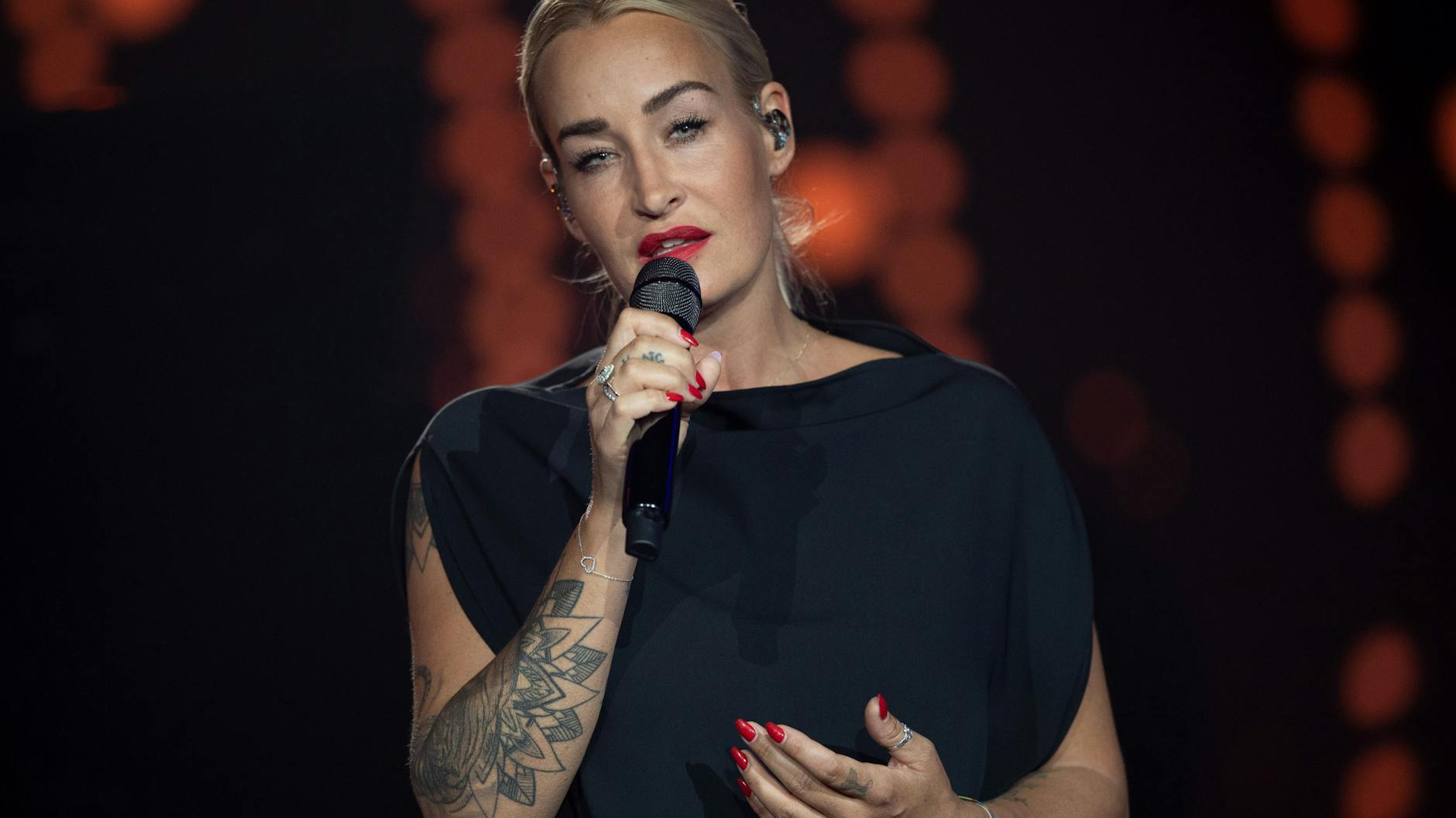 Sängerin Sarah Connor findet die aktuellen Corona-Maßnahmen für die Kulturbranche ungerecht.