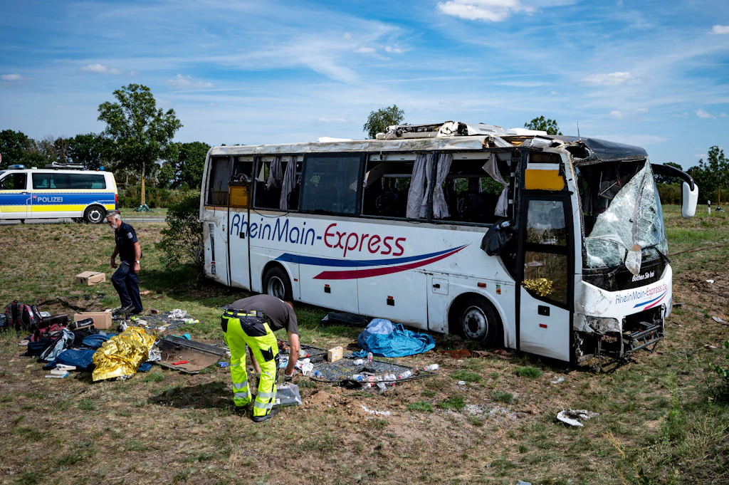 Reisebusunfall auf A13: Ursache bleibt vorerst ein Rätsel