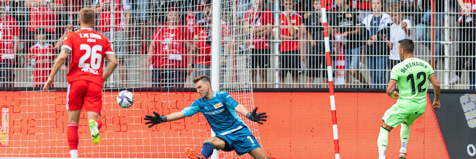 Andreas Luthe machtlos! Álex Berenguer (r. erzielt die Führung für Bilbao.