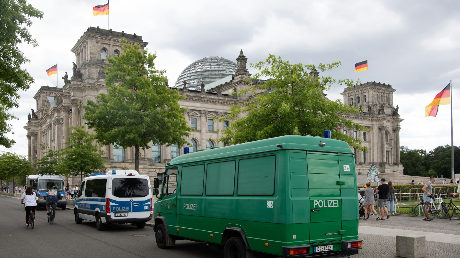 Die Polizei ist trotz eines Verbots mehrerer Demonstrationen zur Corona-Pandemie am Wochenende mit einem größeren Aufgebot an Einsatzkräften im Stadtgebiet unterwegs.