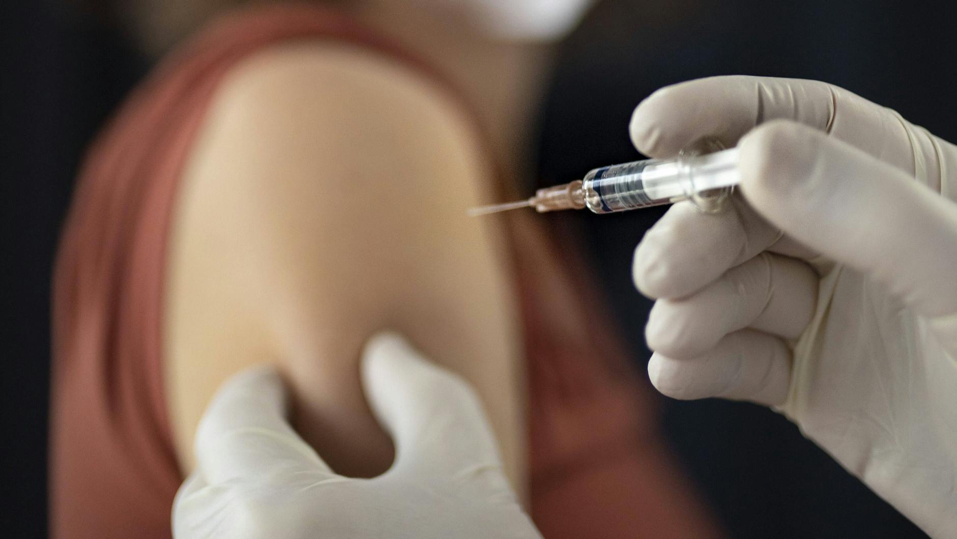 Rund 900.000 Kinder und Jugendliche ab zwölf Jahren haben die erste Corona-Impfung erhalten (Symbolbild). 