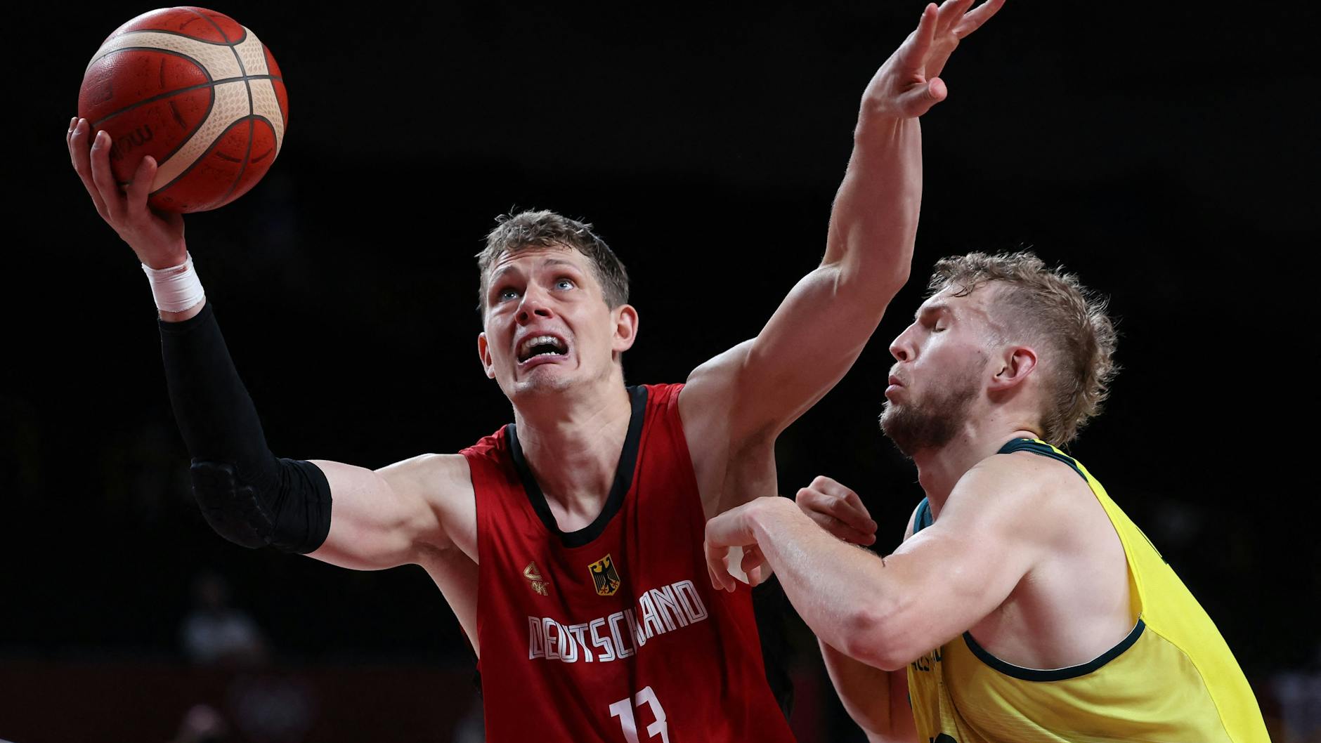 Der Berliner Moritz Wagner (l.) und die deutsche Nationalmannschaft mussten sich gegen Australien geschlagen geben, haben aber dennoch das Viertelfinale erreicht.