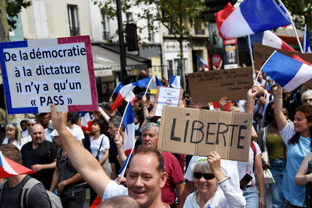 Frankreich: Mehr als 200.000 Menschen bei Demos gegen Corona-Regeln