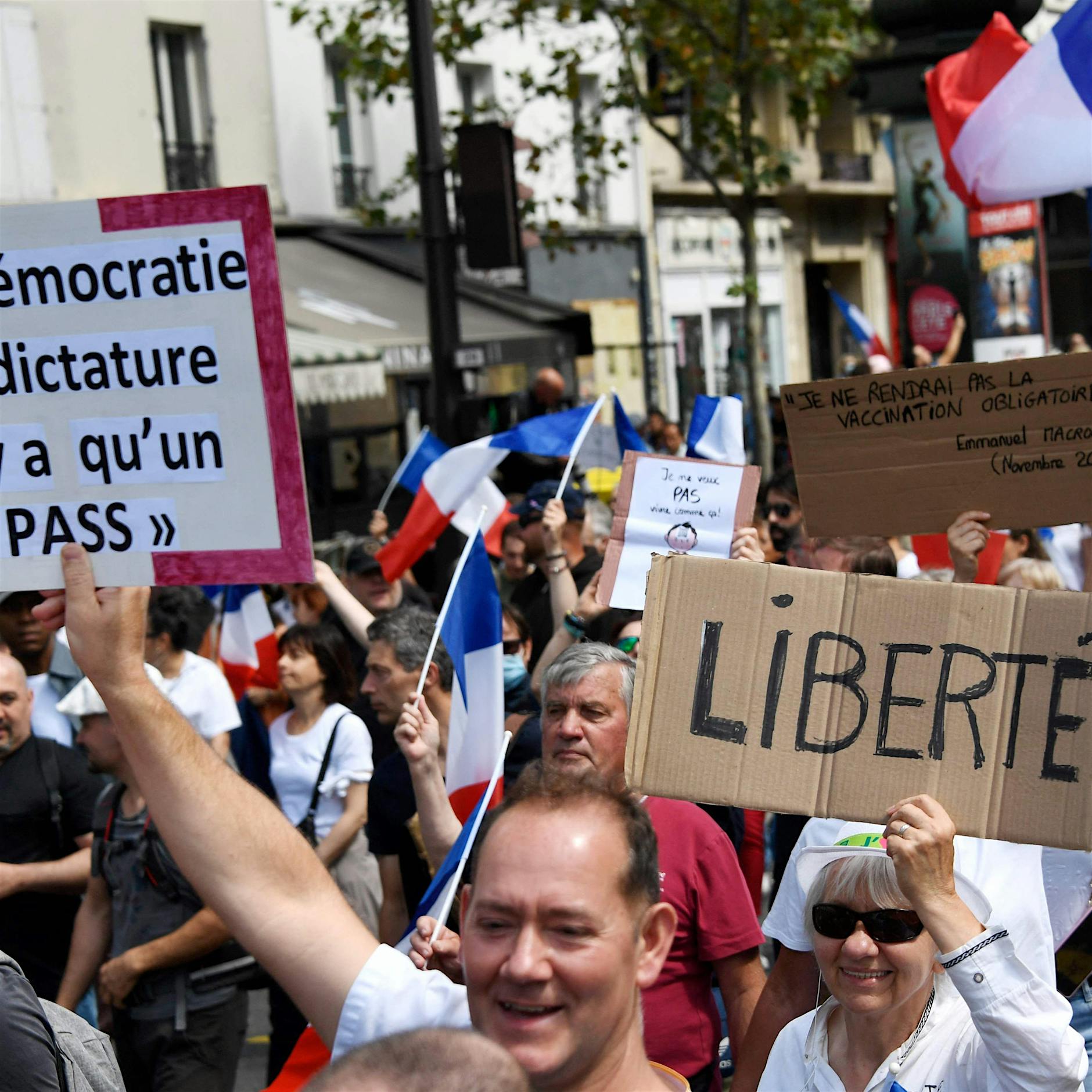 Frankreich: Mehr als 200.000 Menschen bei Demos gegen Corona-Regeln