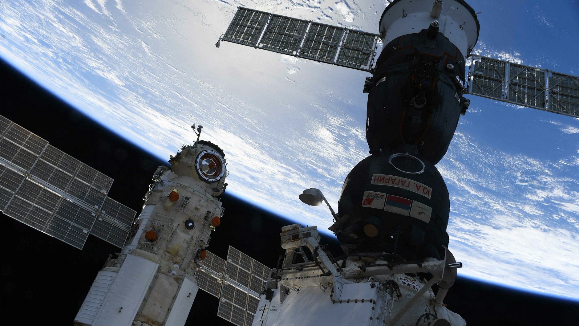 Das Modul „Nauka“ dockt an der ISS an.