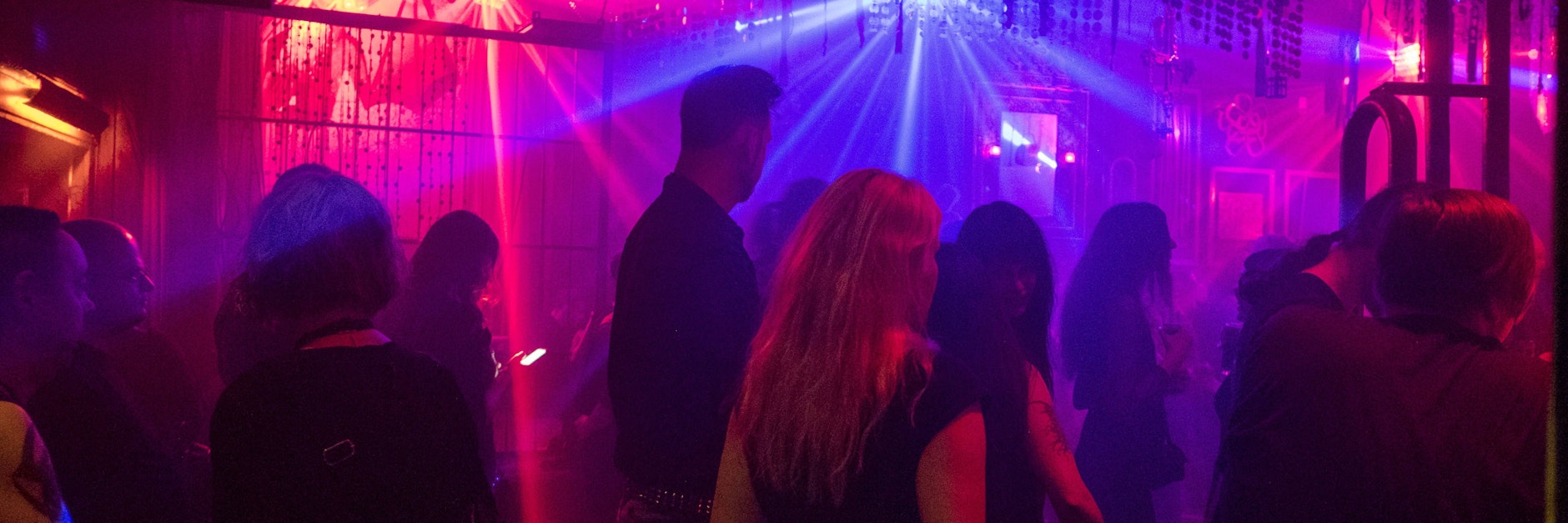 Damit wieder das Berliner Partyleben richtig starten kann, sollen sich junge Leute Impfen lassen.