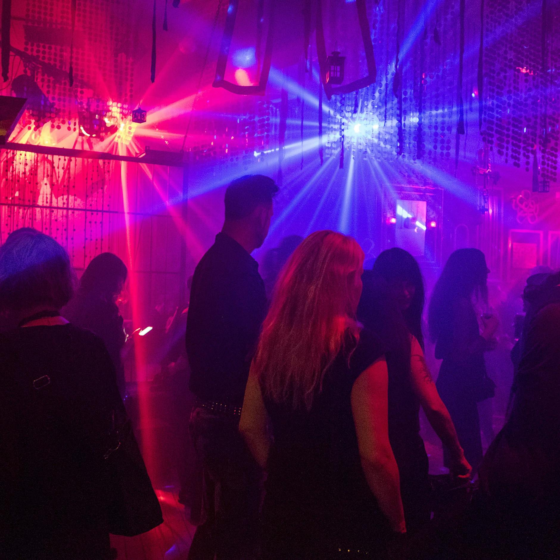 Gute Idee oder schräger Plan? Gesundheitssenatorin Kalayci will junge Berliner mit Partys ins Impfzentrum locken!