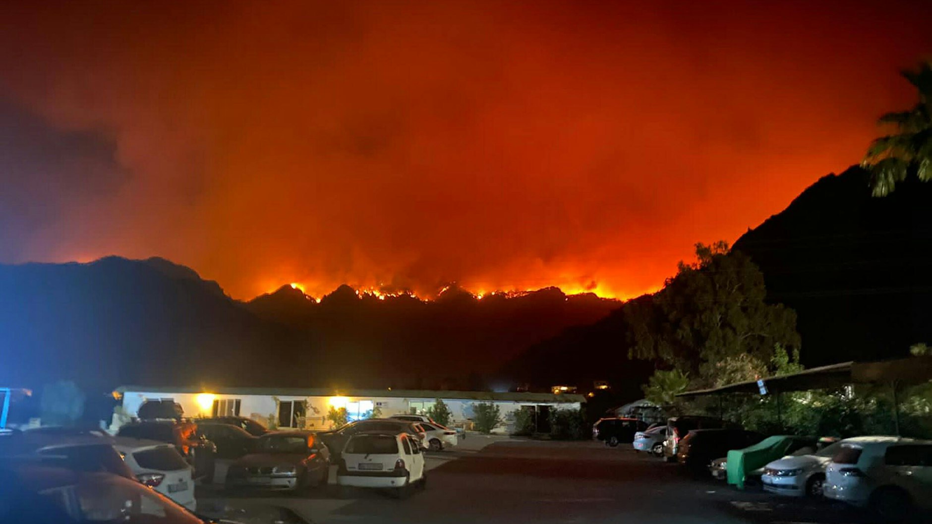 Unweit der türkischen Stadt Maramis sind die Flammen deutlich zu sehen.