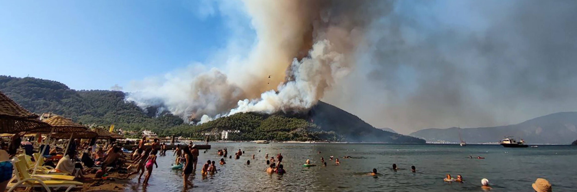 Vom Strand in Icmeler ist das Feuer gut zu sehen.