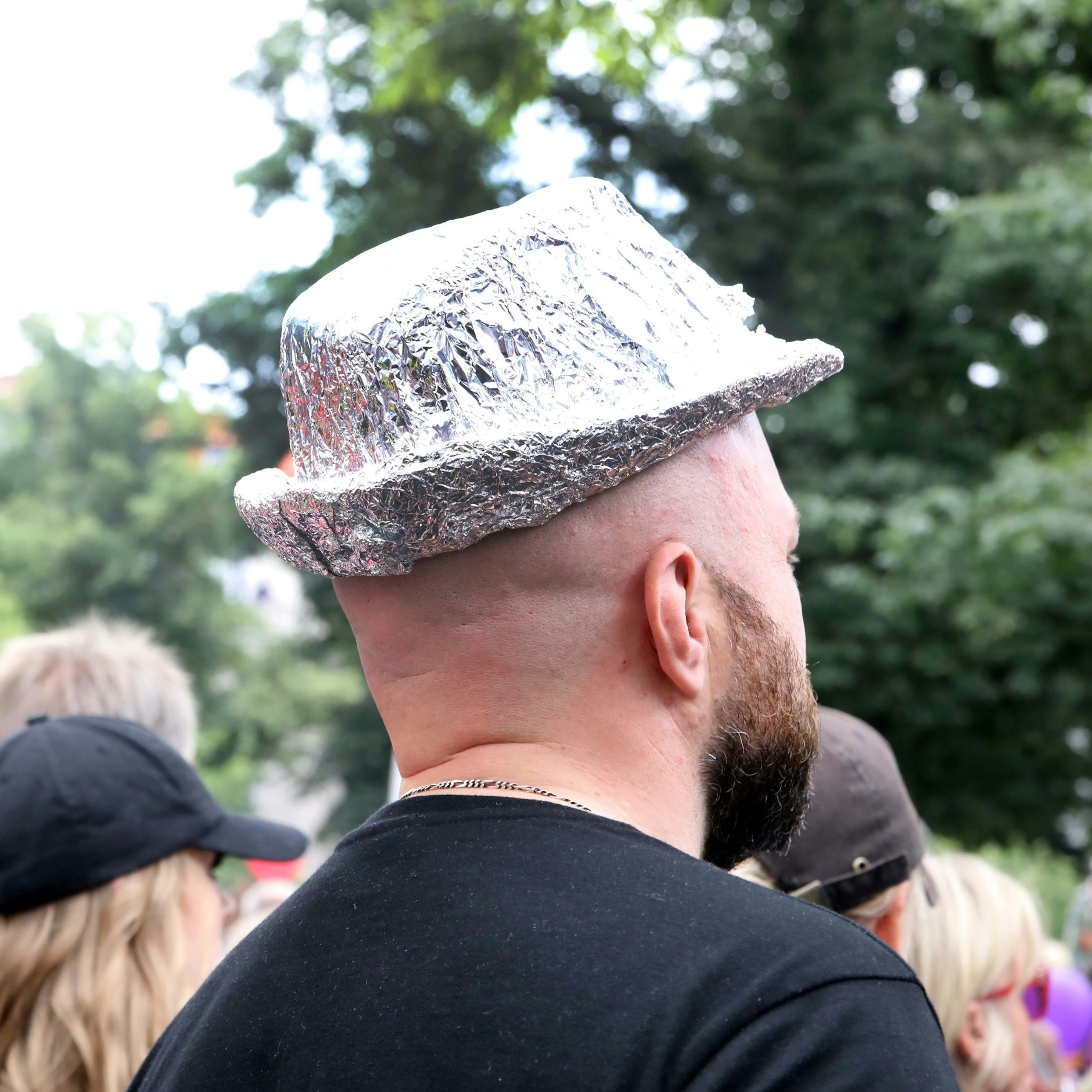 Wenn es hilft: Dieser Mann hat sich mit Alu-Hut der verbotenen Demonstration der Querdenken-Initiative angeschlossen.&nbsp;