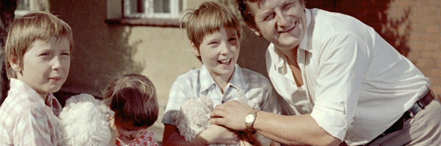 „Aber Vati“ mit Erik S. Klein in der Hauptrolle und den Zwillingen Kalle und Kulle: Die DDR-Serie aus den 70er-Jahren ist Kult. 