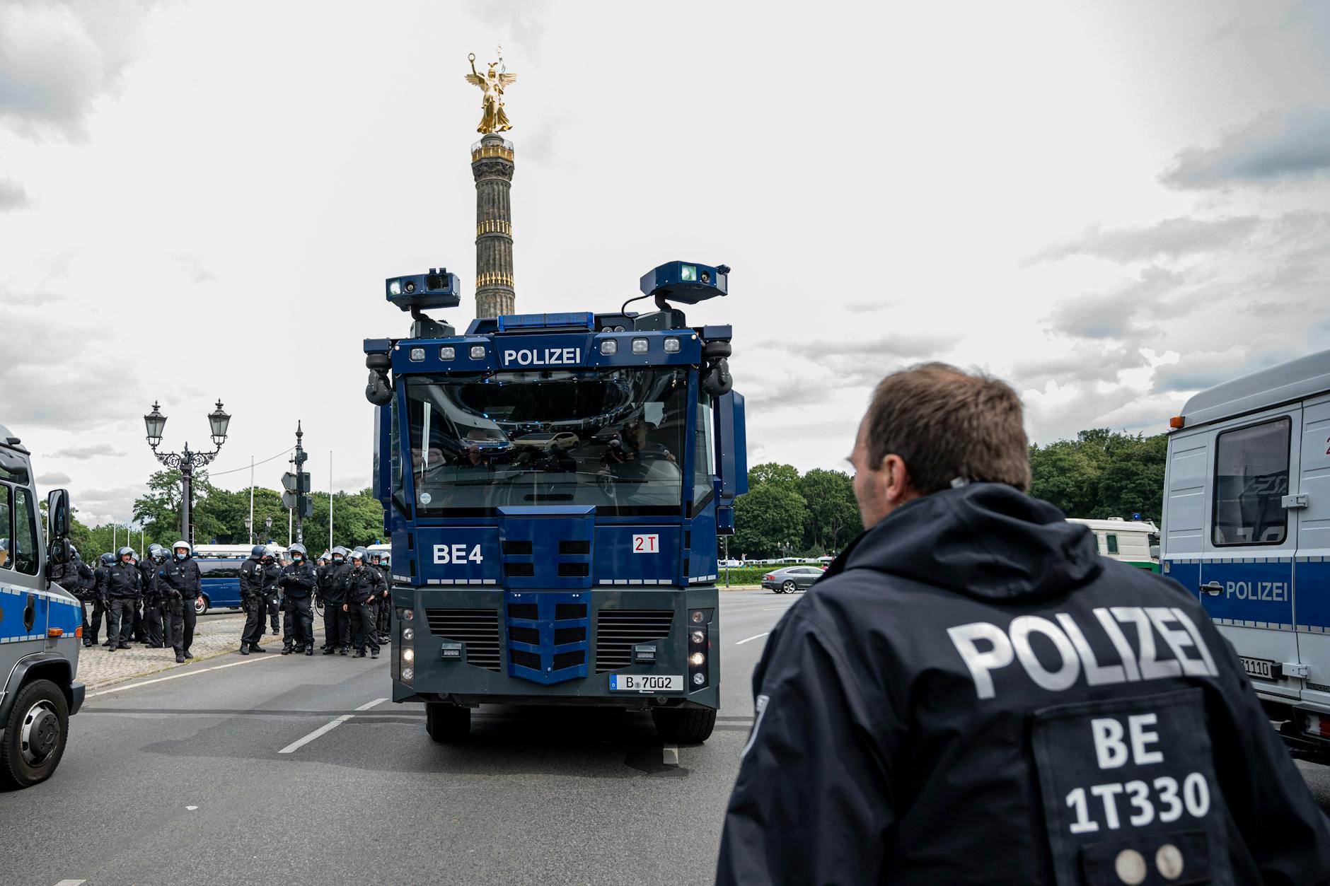 Die Polizei hat Wasserwerfer aufgefahren.