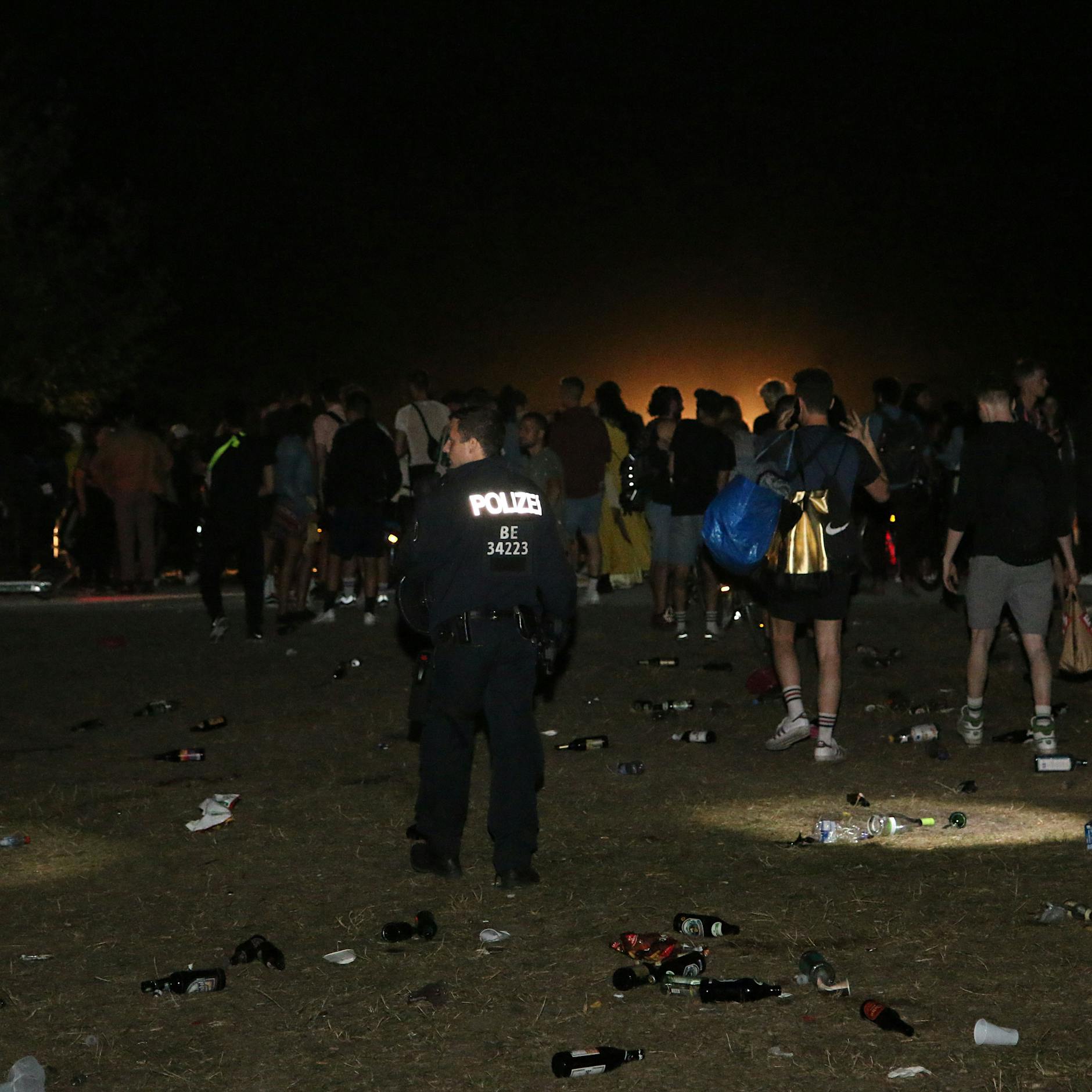 Ausschreitungen wegen illegaler Party im James-Simon-Park! 19 Polizisten verletzt, 12 Festnahmen, CDU fordert Videoüberwachung
