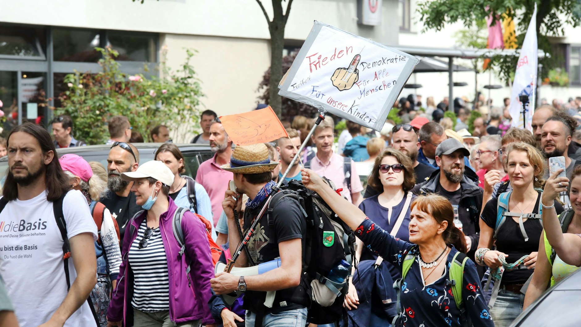 Trotz Verbots versammelten sich die „Querdenker“ in der Stadt, hier in Neu-Westend.