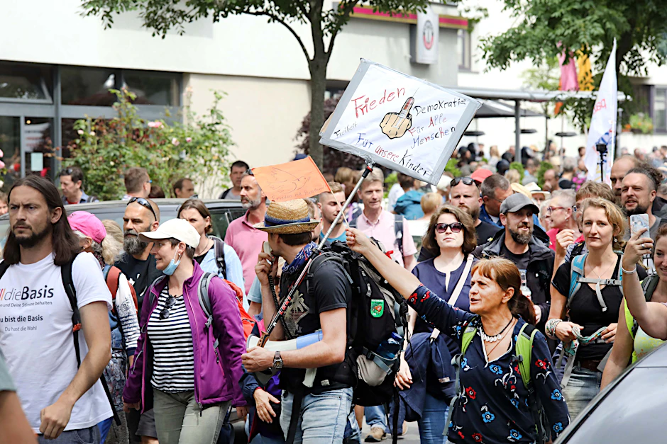 Trotz Verbots versammelten sich die „Querdenker“ in der Stadt, hier in Neu-Westend.