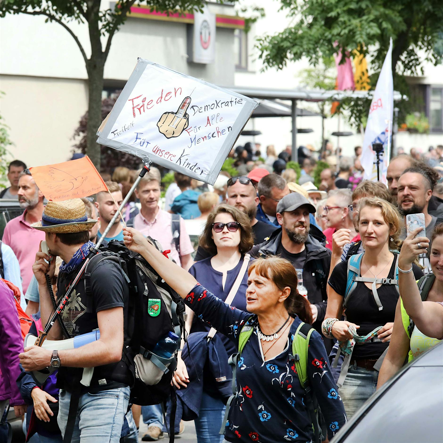 „Querdenker“ liefern sich in Berlin Katz-und-Maus-Spiel mit der Polizei