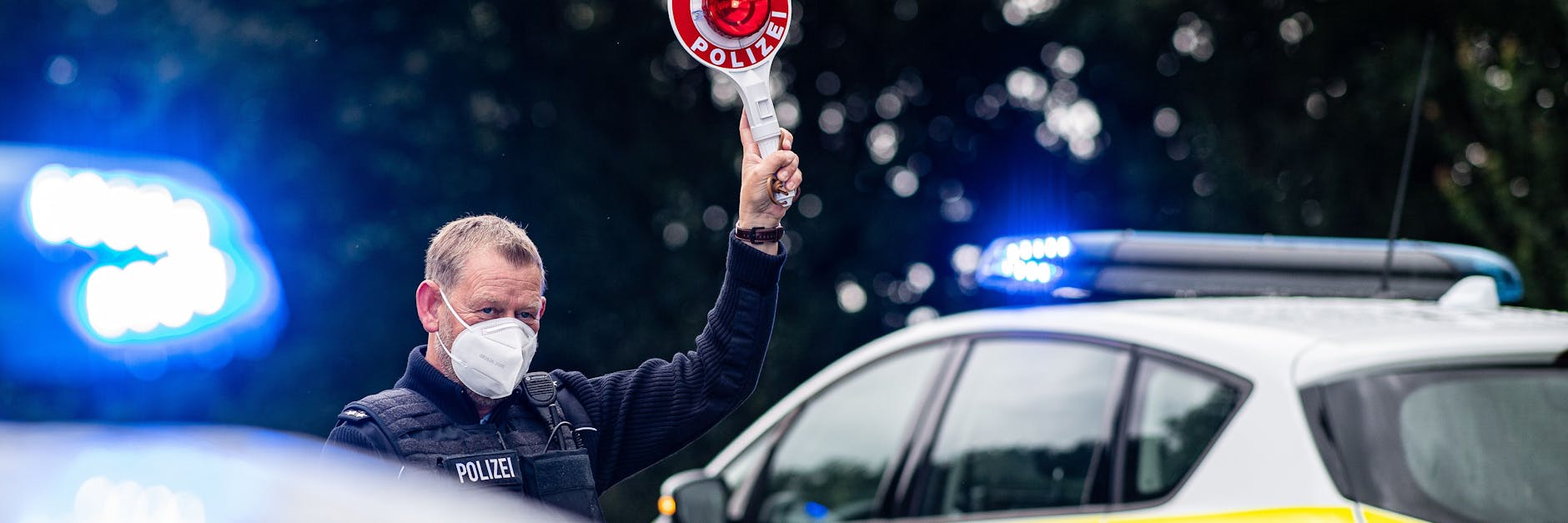 Ein Polizeibeamter kontrolliert Fahrzeuge im Grenzgebiet zu den Niederlanden.