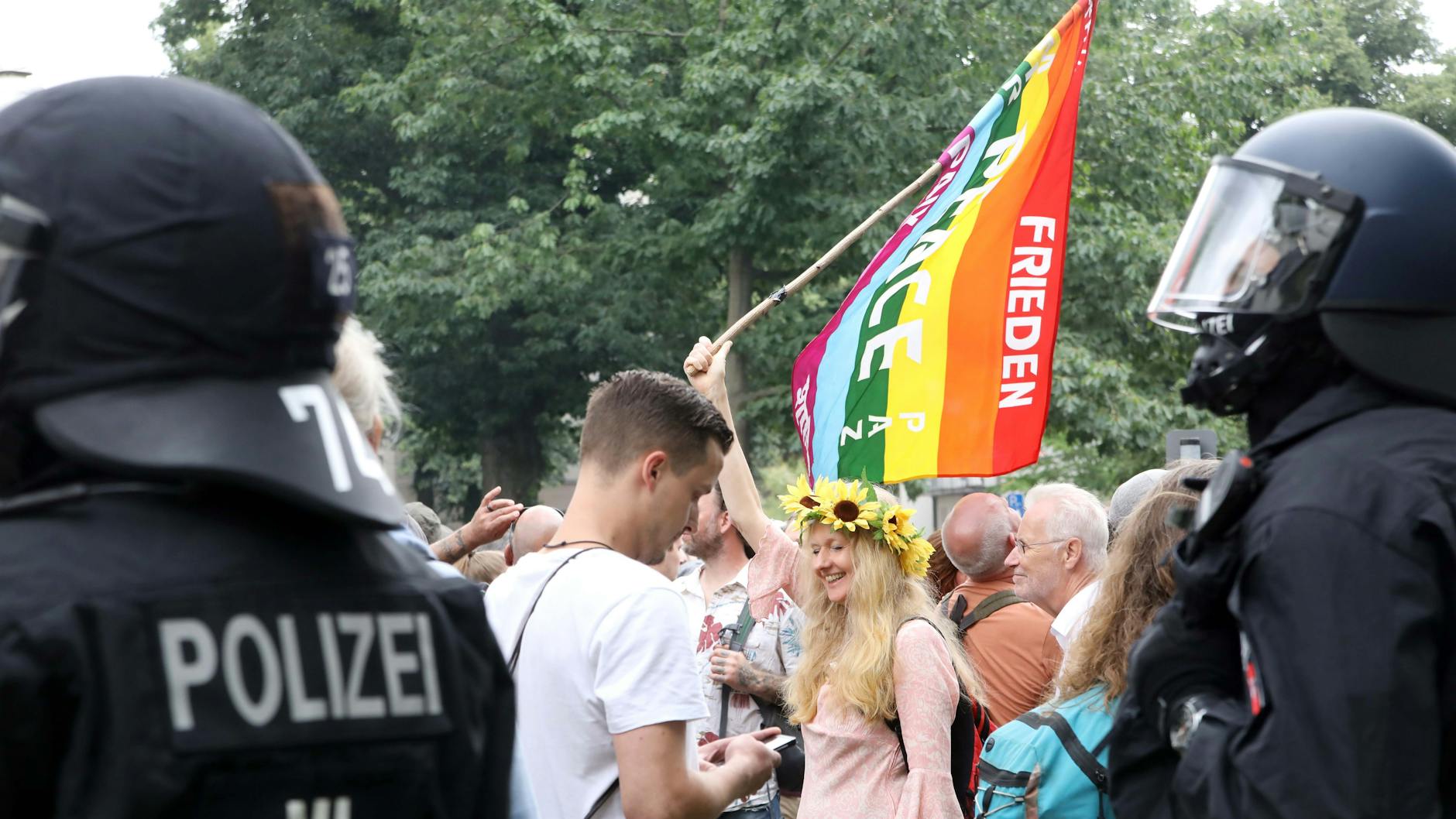 CSD? Nein, „Querdenker“! Trotz Verbots versammeln sich Kritiker der Corona-Politik in der Stadt, hier in Neu-Westend – und zwar frei von Masken.