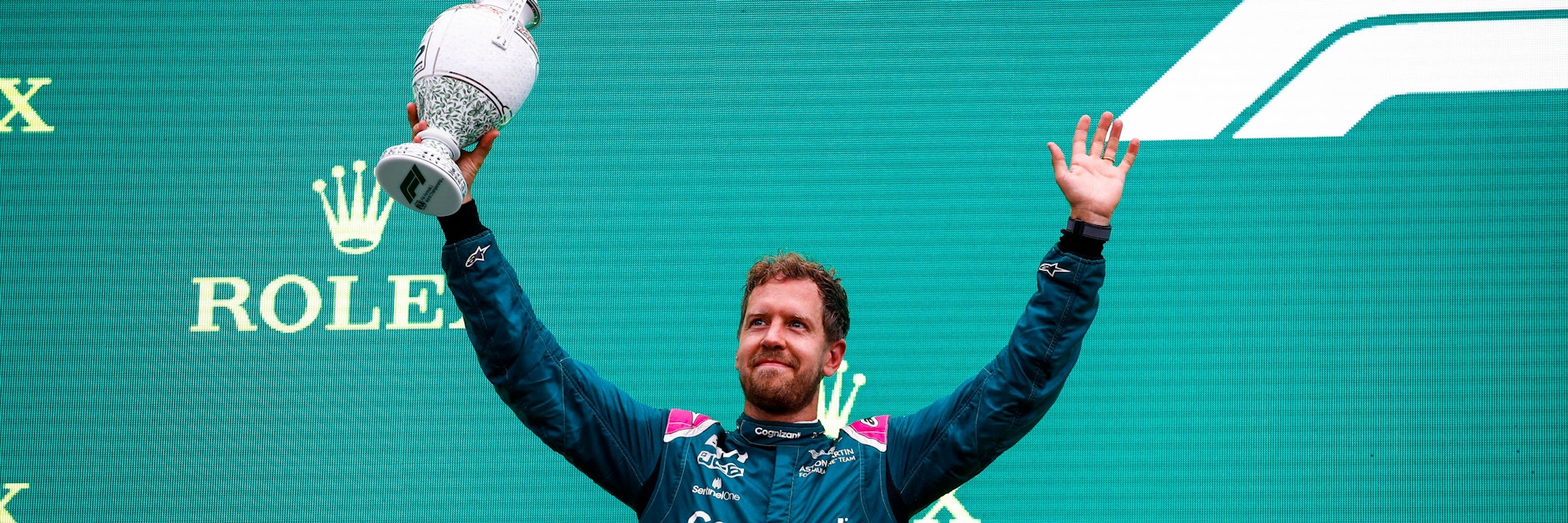 Auch für Platz zwei gibt es beim Ungarn-GP eine schicke Vase: Sebastian Vettel bei der Siegerehrung.