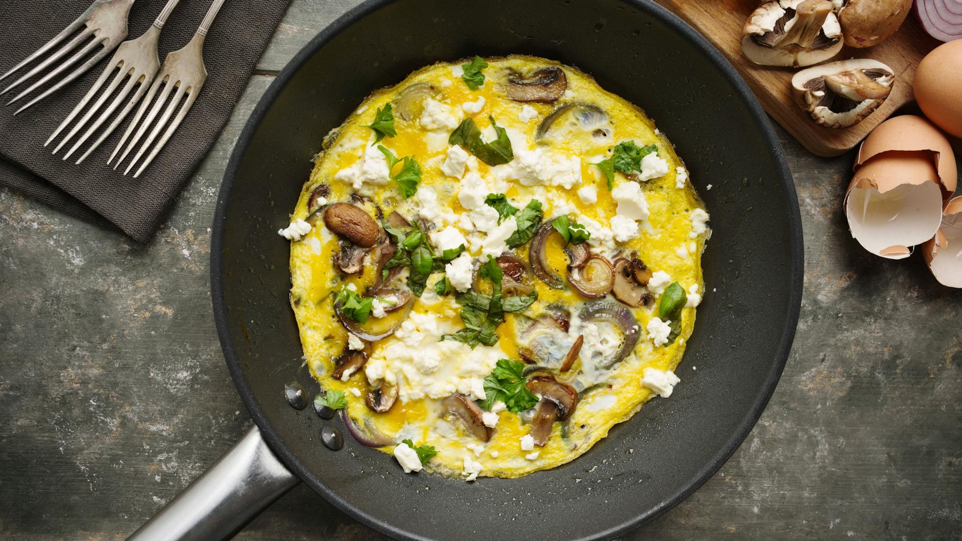 Auch im Omelett ist Fetakäse eine gute Zugabe.