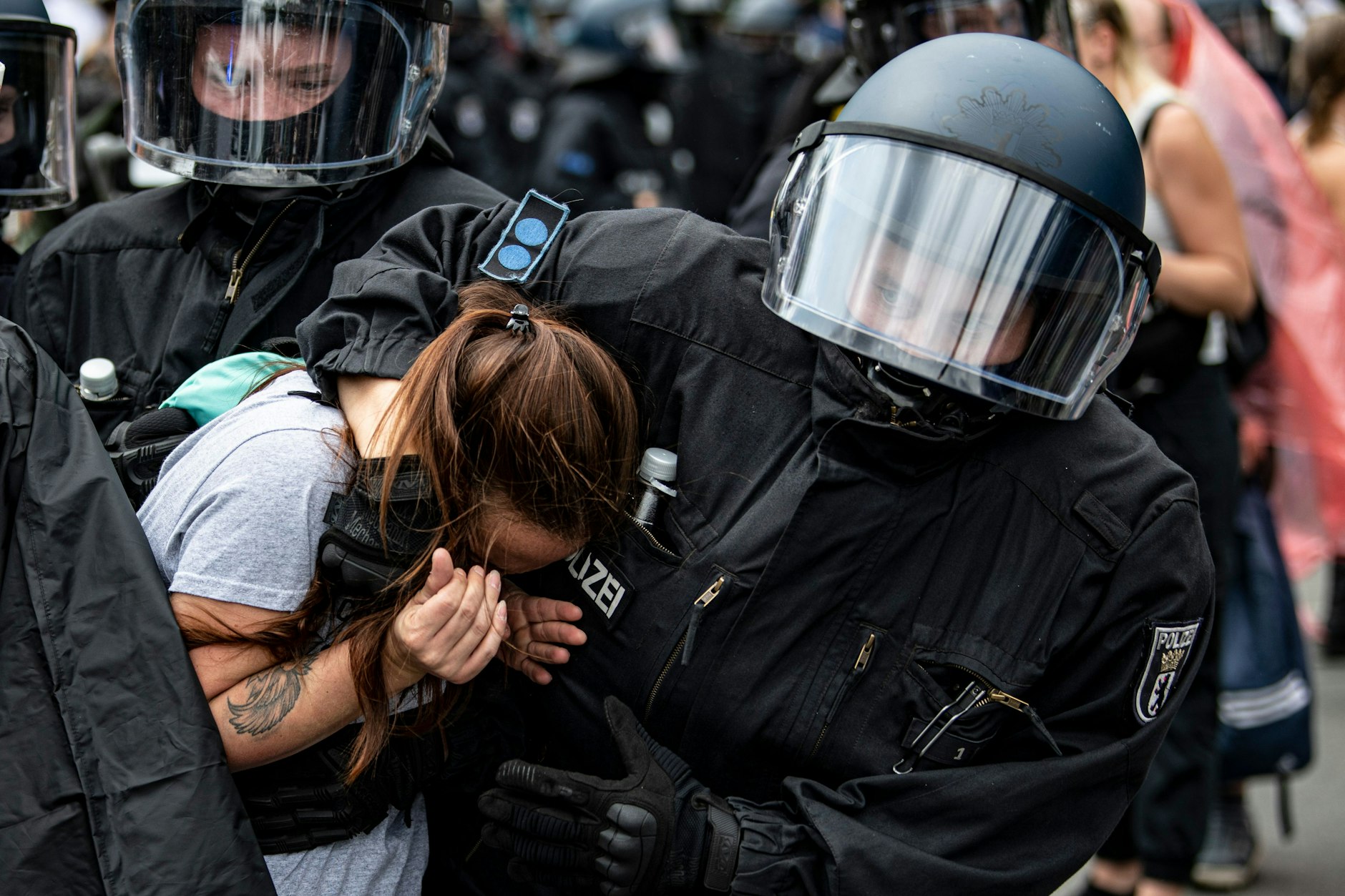 Die Polizei nimmt eine Demonstrantin bei einer unangemeldeten Demonstration an der Siegessäule fest.