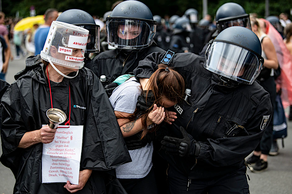 Die Polizei nimmt eine Demonstrantin bei einer unangemeldeten Demonstration an der Siegessäule fest.