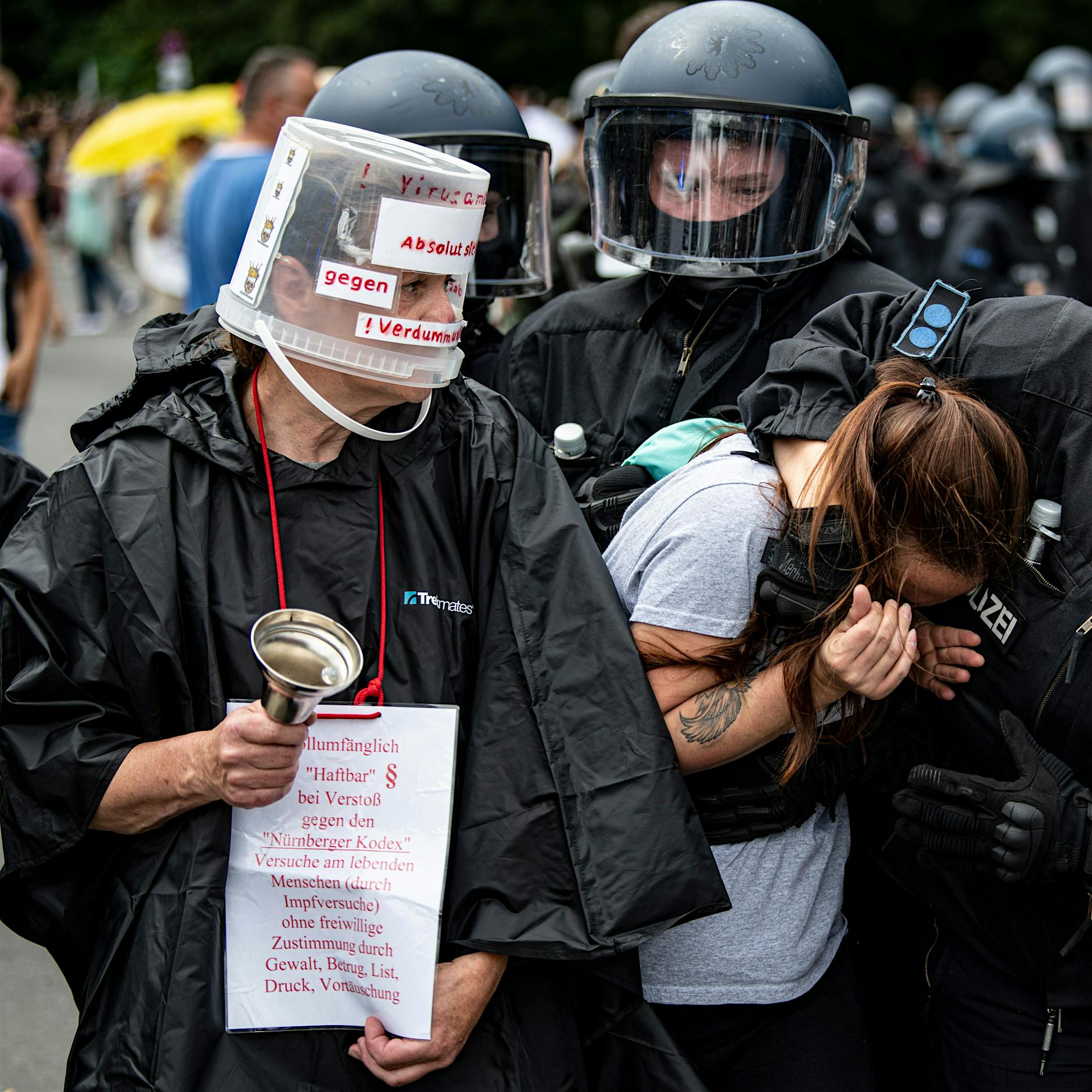 „Querdenker“-Proteste: Tausende Menschen ziehen durch Berlin
