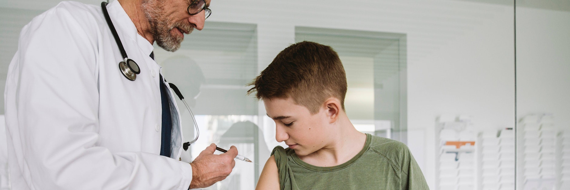 Auch Teenager ab 12 Jahren sollen sich gegen das Coronavirus impfen lassen.